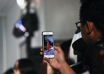 personne prenant des photos avec son téléphone